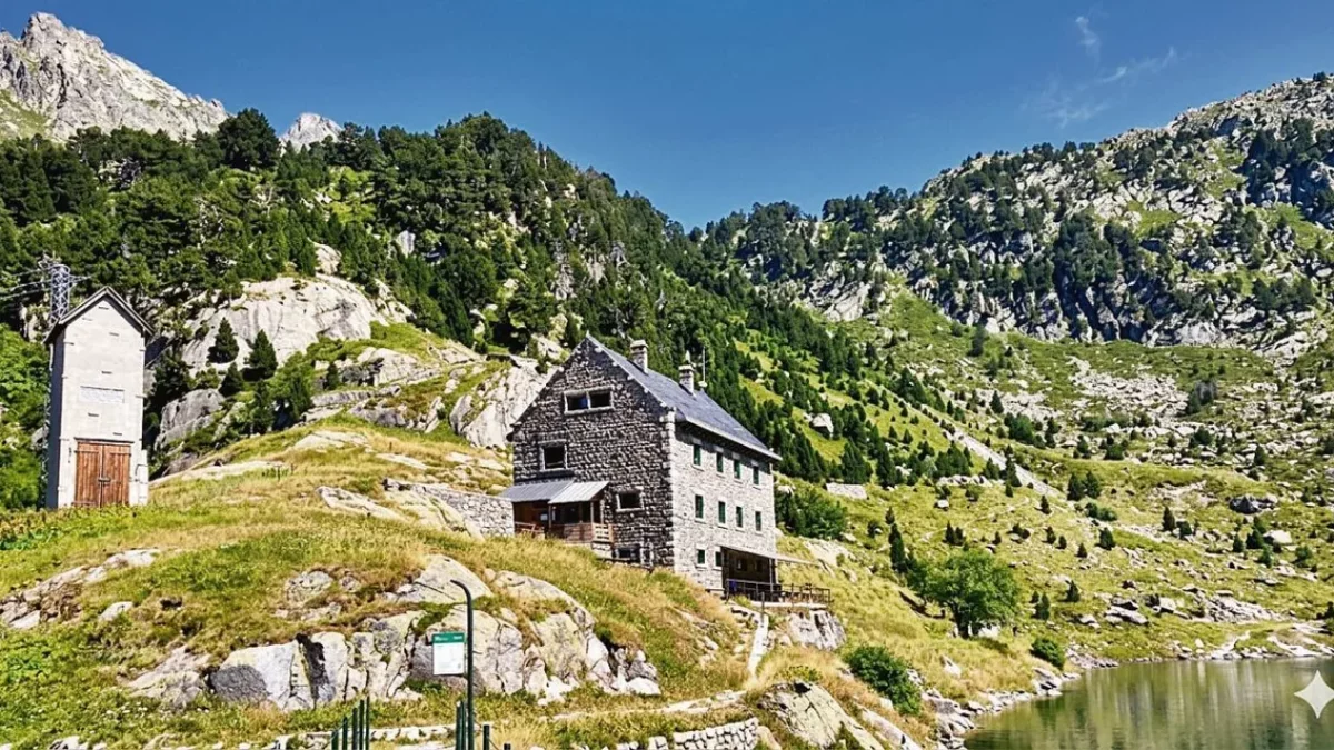 Eth refugi ei ena zòna periferica deth Parc Nacional d’Aigüestortes i Estany de Sant Maurici.