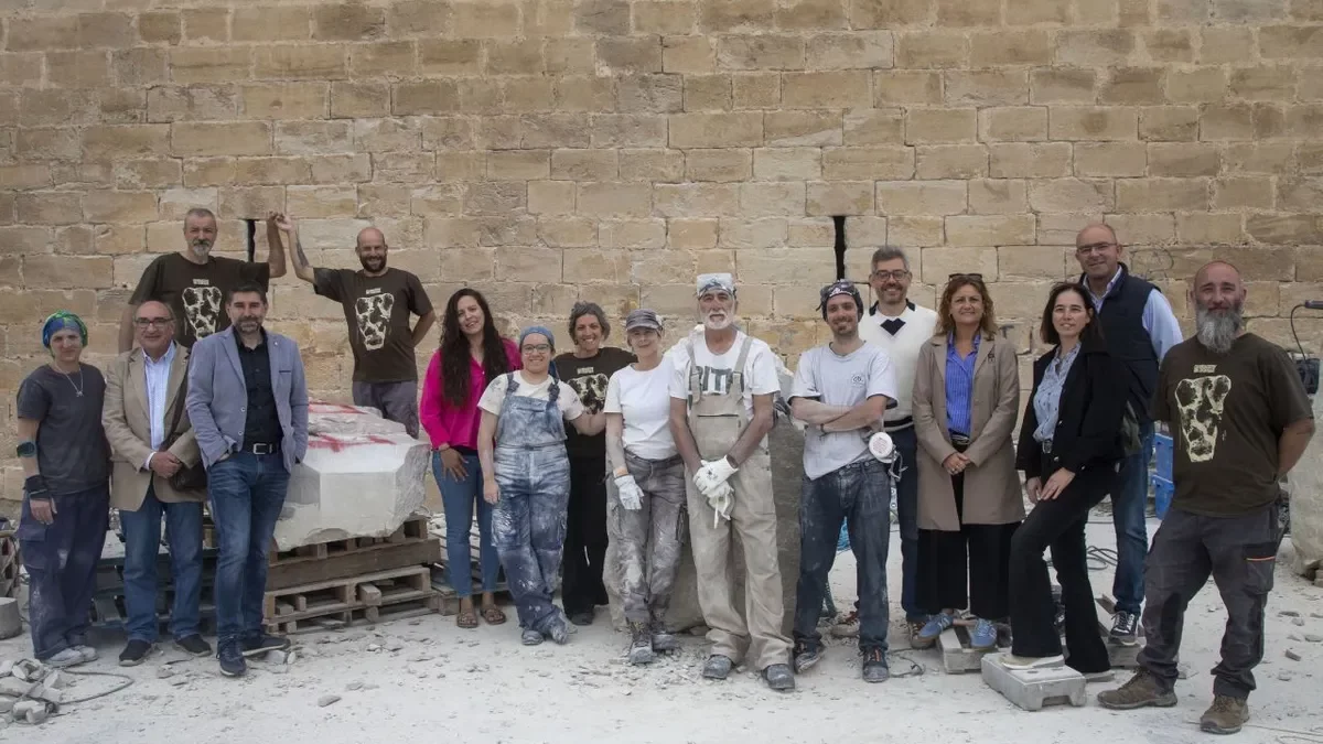 Los cinco artistas con los organizadores y las autoridades ayer en la inauguración oficial. - LAIA PEDRÓS