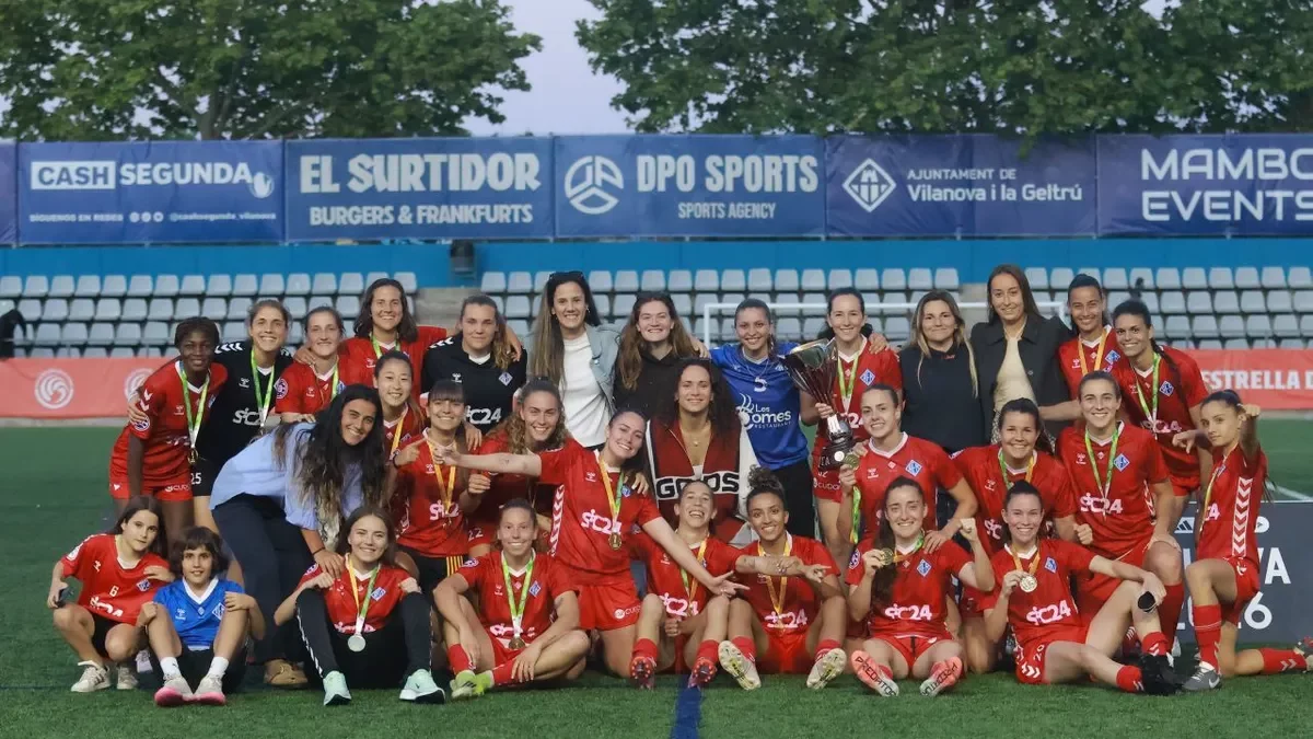 Las jugadoras del AEM celebran el título de la Copa Catalunya en el campo del Alumnes Obrers. - MARC DOMINGO