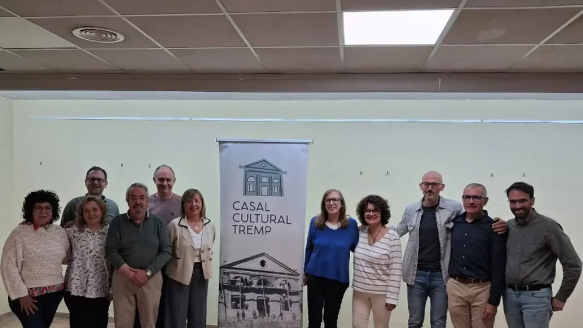 Miembros de la entidad con Carme Francés en Tremp. - FIRMA FOTO