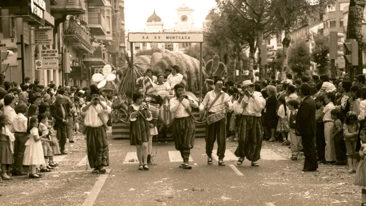 La carroza de la Asociación de Vecinos de la Partida de Montcada, desfilando por Rambla Ferran en la Batalla de Flors de 1983. - ARCHIVO