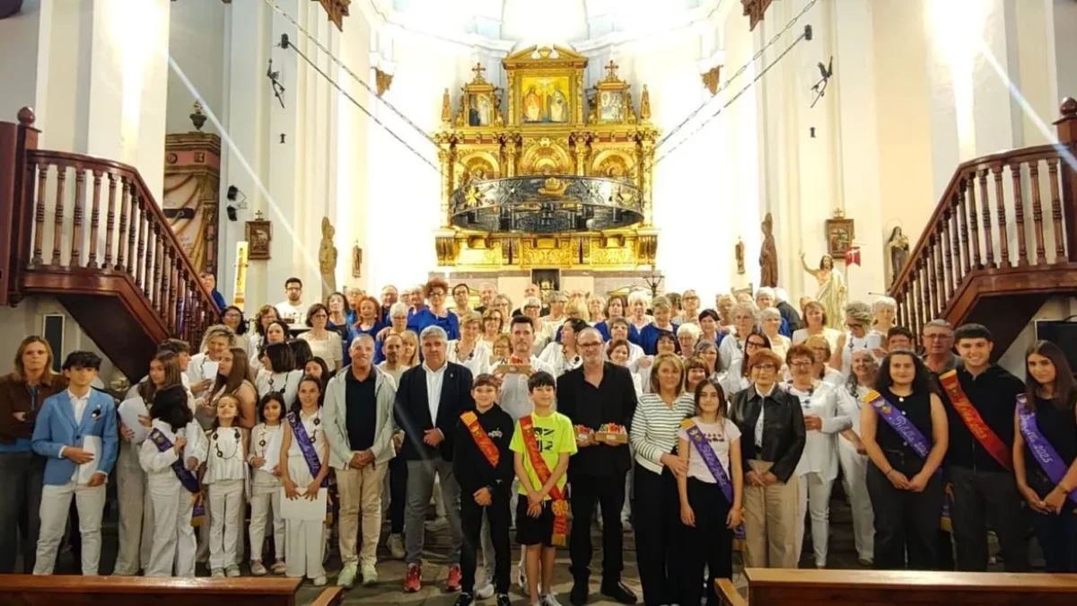 Fotografia de grup de les tres corals i les autoritats després del concert a Aitona. - CONSELL COMARCAL DEL SEGRIÀ