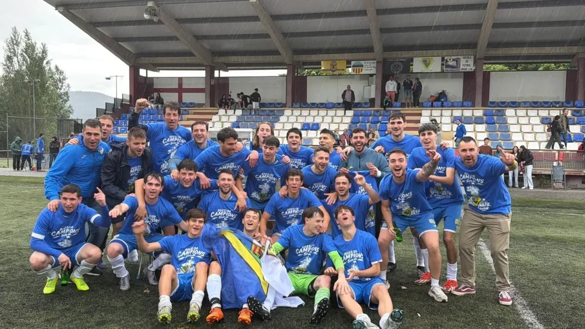 Los jugadores de La Seu celebran el ascenso este fin de semana tras empatar ante el Almacelles (1-1).