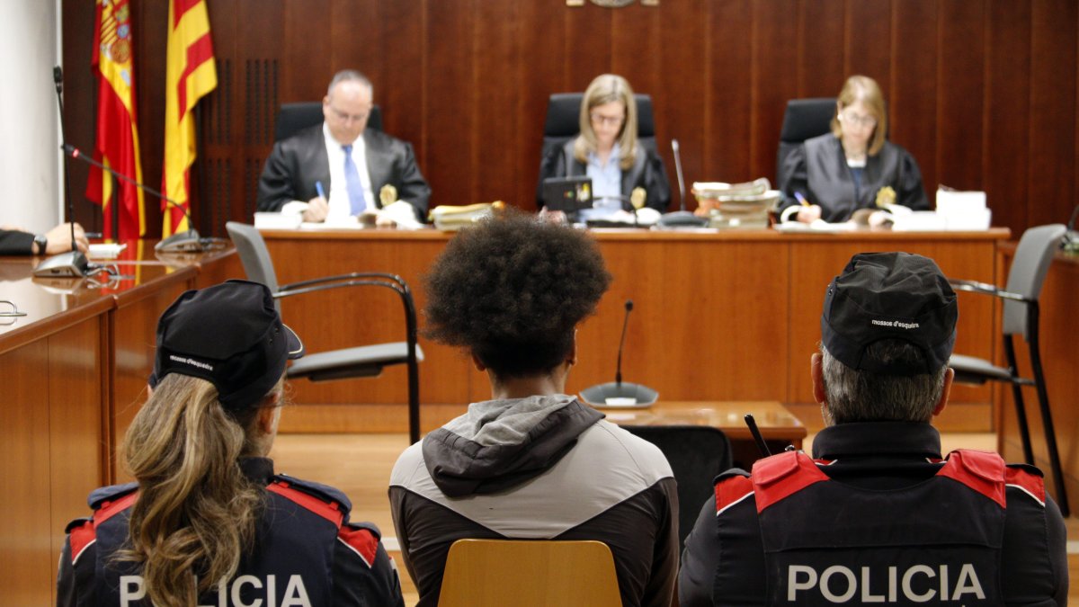 El condemnat, custodiat pels Mossos d'Esquadra, durant la vista de conformitat a l'Audiència de Lleida.