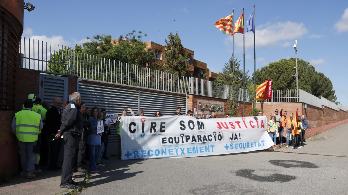 Un moment de la protesta de treballadors del CIRE a les portes del centre penitenciari de Ponent de Lleida
