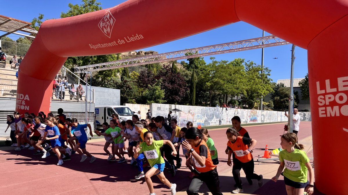 Un grup de nenes de la categoria benjamí en el tret de sortida de la cursa
