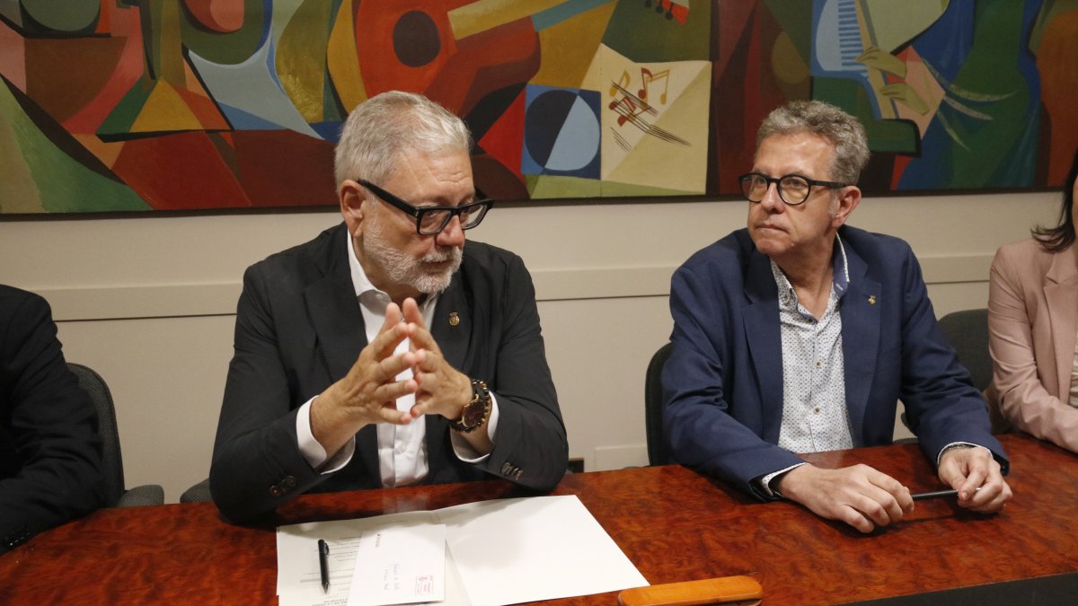 L'alcalde de Lleida, Fèlix Larrosa, i el president la Diputació de Lleida, Joan Talarn, signen la compravenda de les accions d'Edullesa.