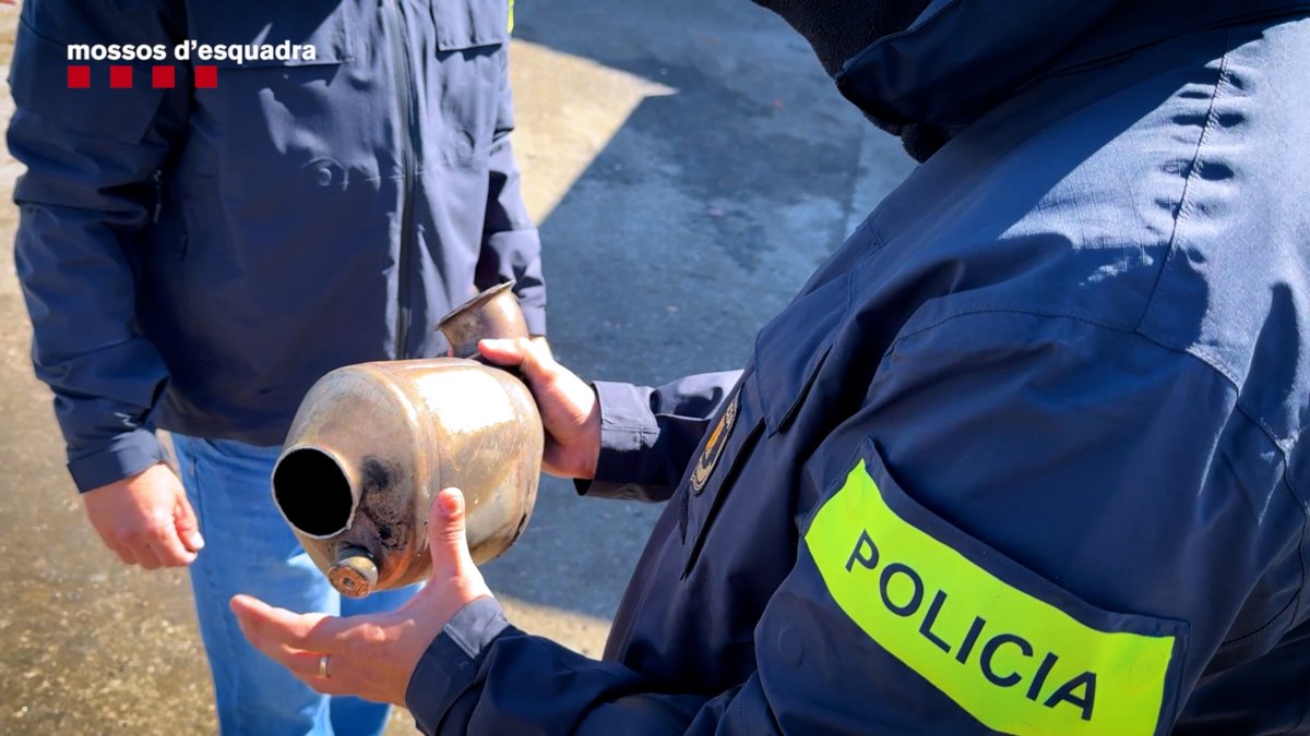 Agents dels Mossos, amb un dels catalitzadors sostrets.