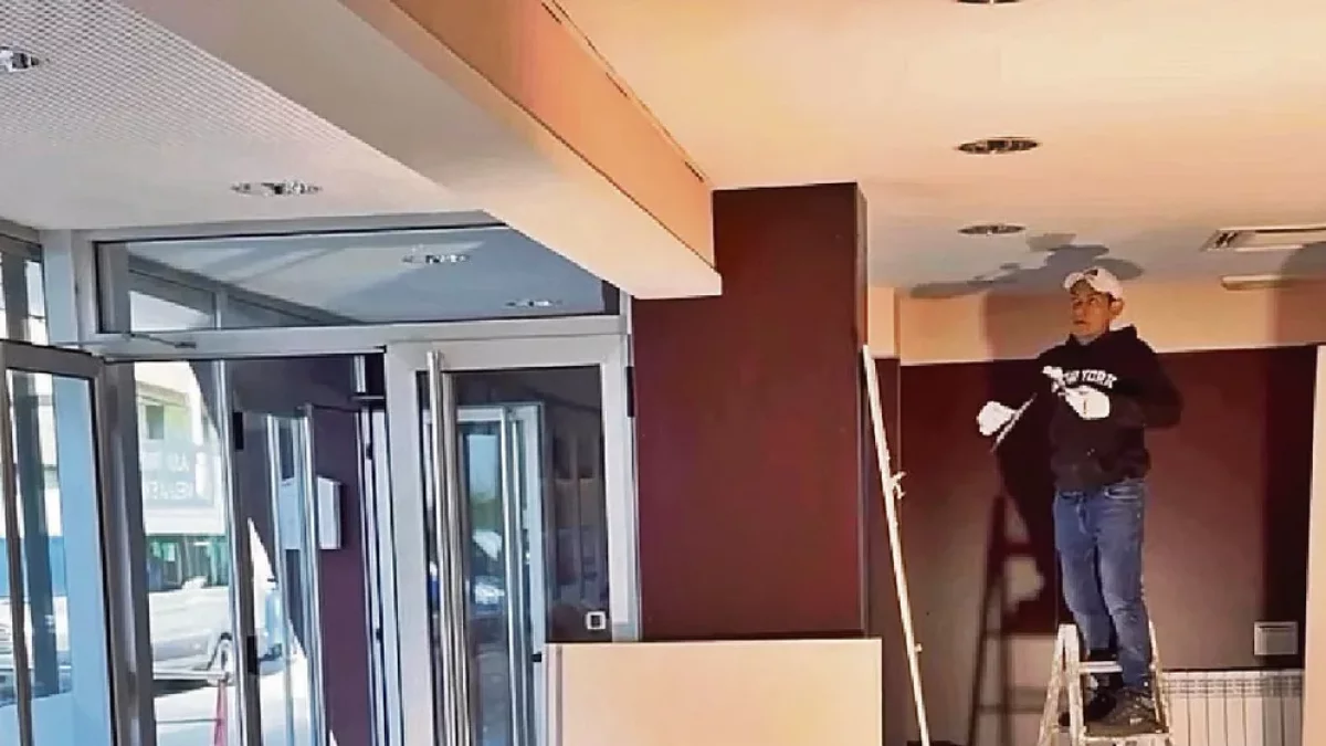 Un operari amiant a tèrme trabalhs de reparacion d’un faus tet deth tanatòri municipau. - AJUNTAMENT DE VIELHA E MIJARAN