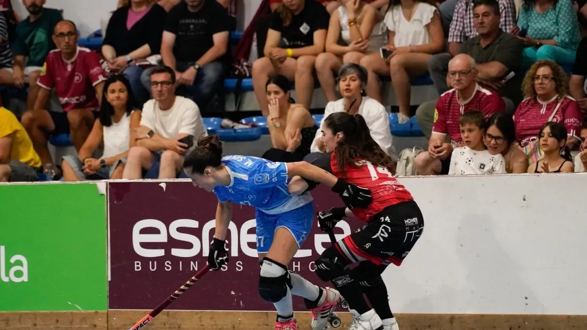 Carla Fontdeglòria controla la bola davant d’Ángela Fernández.