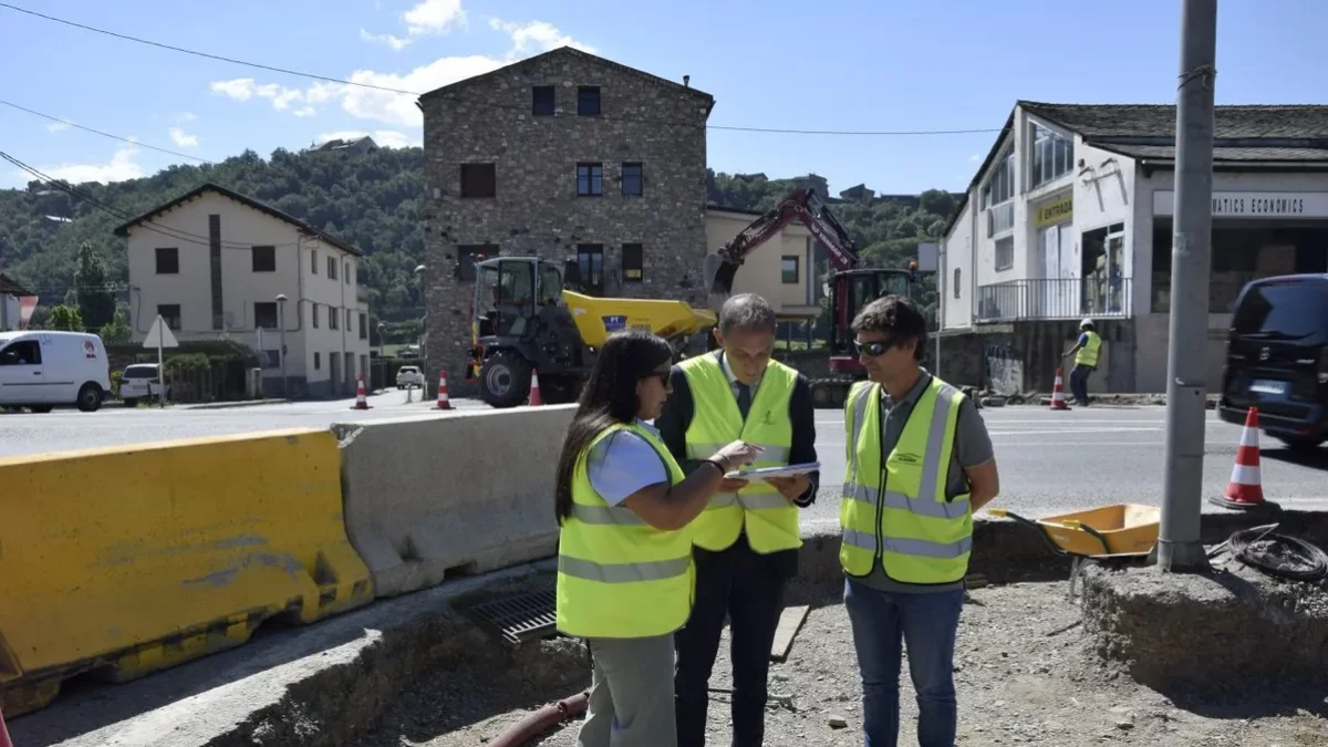 El subdelegado visitó ayer las obras de la rotonda. - C.SANS