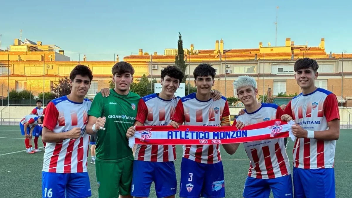 Los jugadores leridanos del Monzón celebran el ascenso a la máxima categoría.