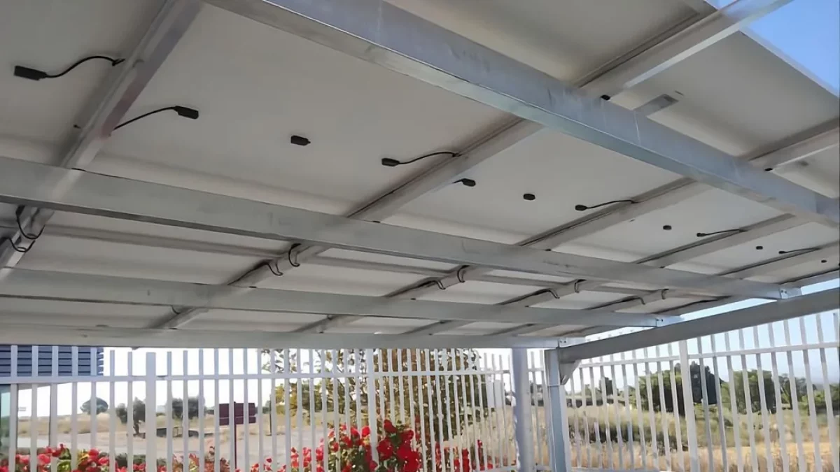 La nueva instalación fotovoltaica del CREBA está en la cubierta de su aparcamiento. - CREBA