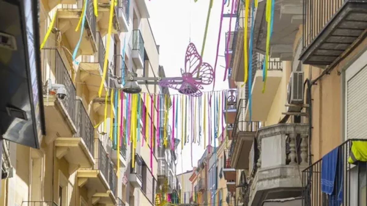 La calle Sant Antoni de Lleida estrena decoración para recibir el verano - JORDI ECHEVARRIA