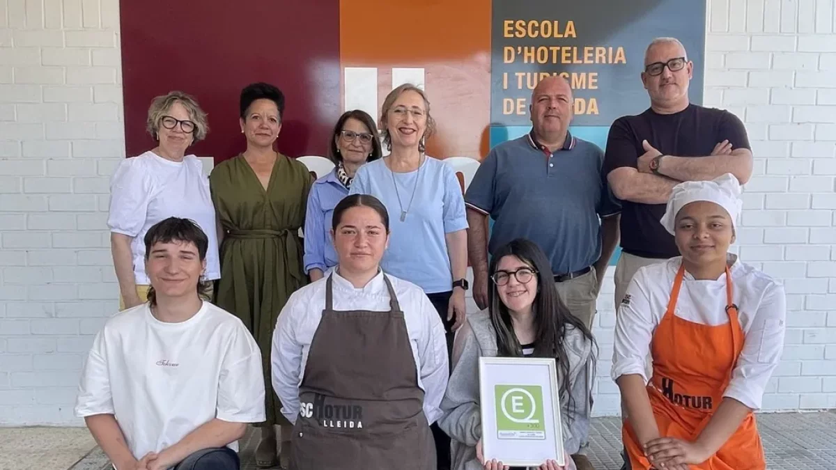 Miembros del profesorado y del alumnado de Eschotur mostrando el reconocimiento obtenido. - ESCHOTUR LLEIDA