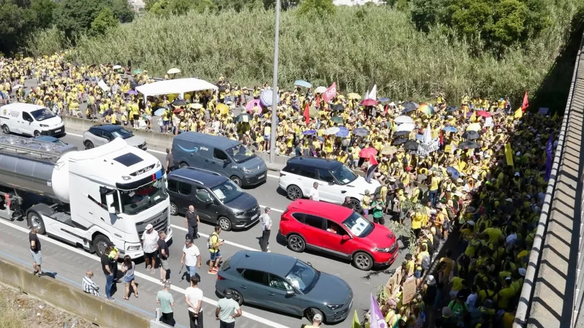 Centenares de docentes cortando la autopista AP-7 a la altura de Granollers, ayer por la mañana. - ACN