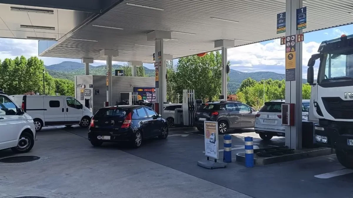 Un vehículo andorrano haciendo cola esta semana en La Seu. - C.SANS