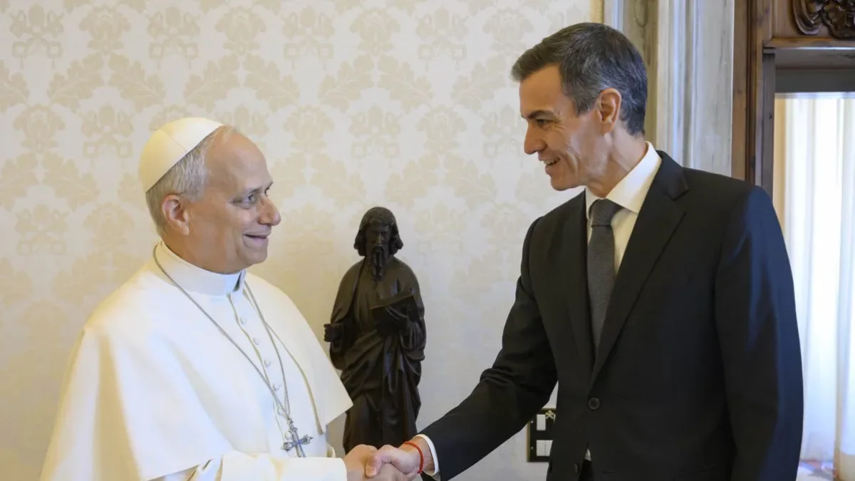 Sánchez, “en sintonia” amb el papa. Pedro Sánchez va assegurar ahir, després de la reunió de 45 minuts al Vaticà amb Lleó XIV, que l’“absoluta sintonia” amb el papa Lleó XIV en qüestions com la defensa de la pau o les migracions avalen el “sentit comú” de les seues polítiques. Sánchez va transmetre al pontífex que per a Espanya serà un “immens honor” rebre’l en uns dies. - VATICAN MEDIA / IPA VIA ZUMA PRESS / DPA