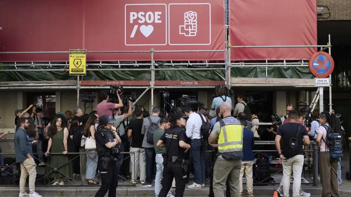 Agentes de la UCO frente a la sede del PSOE, donde se agruparon también decenas de periodistas. - EFE