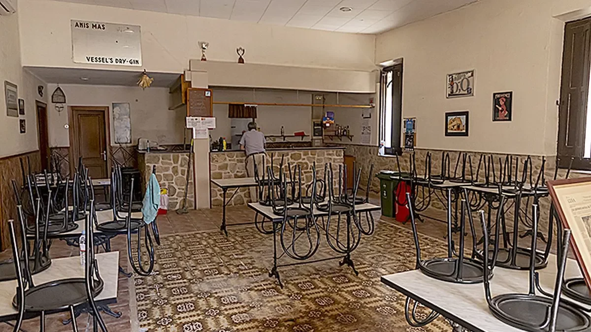 El bar cerrado por el momento y que se quiere reabrir. - JORDI ECHEVARRÍA