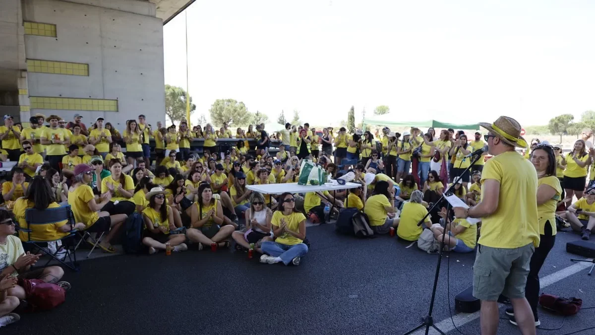 Los manifestantes organizaron una comida popular con barbacoa, actuaciones musicales y lectura de un manifiesto en la autovía A-2. - AMADO FORROLLA