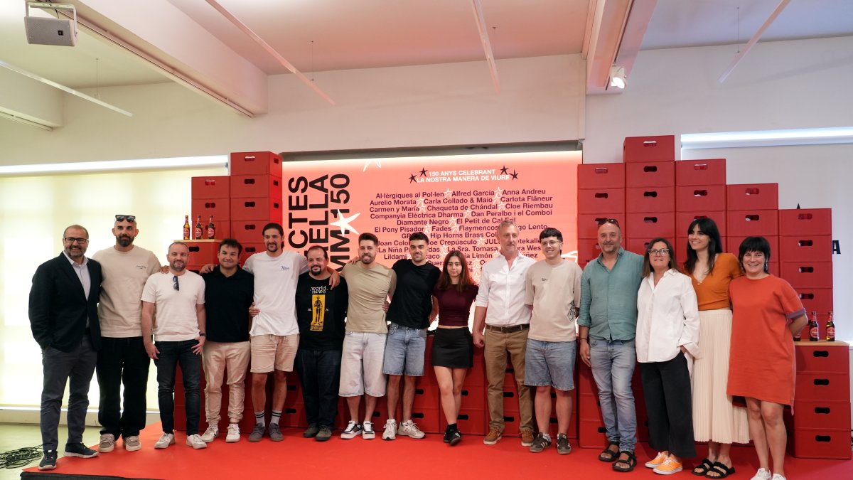 Foto de familia de las salas de concierto a la presentación del ciclo 'Directes Estrella Damm 150'