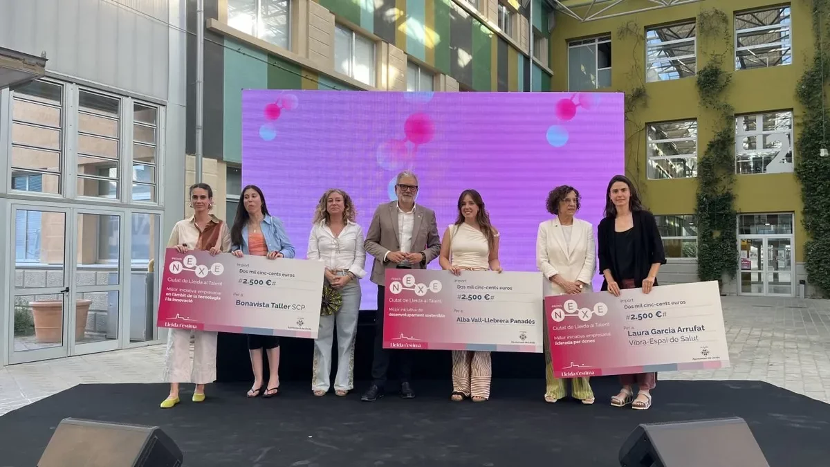 Larrosa entregó los premios, dotados con 2.500 euros cada uno, ayer en el Parc Agrobiotech. - AJUNTAMENT DE LLEIDA