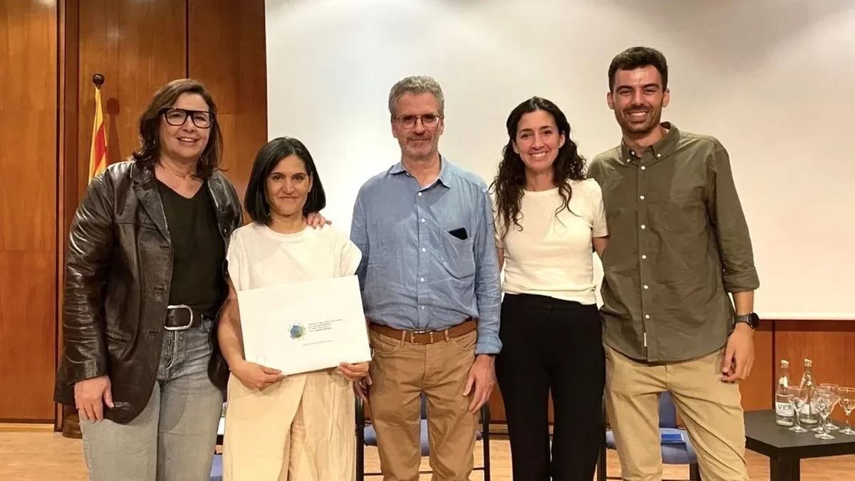 Moment de l’entrega del premi, amb la doctora Virgínia Garcia. - ICS / GSS