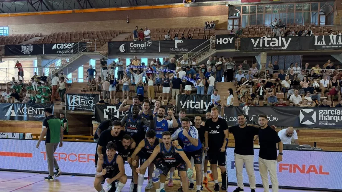 L’equip del Pla d’Urgell, celebrant la victòria amb seguidors a la grada. - CB MOLLERUSSA