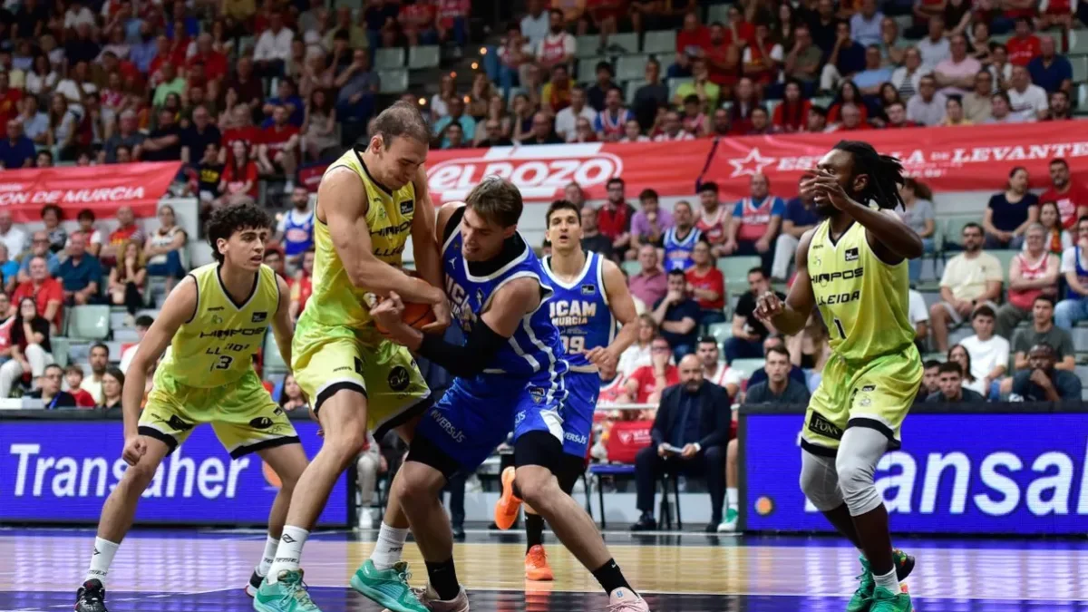 Millán Jiménez pugna per una pilota amb Falk. - ACB PHOTO/JAVIER BERNAL