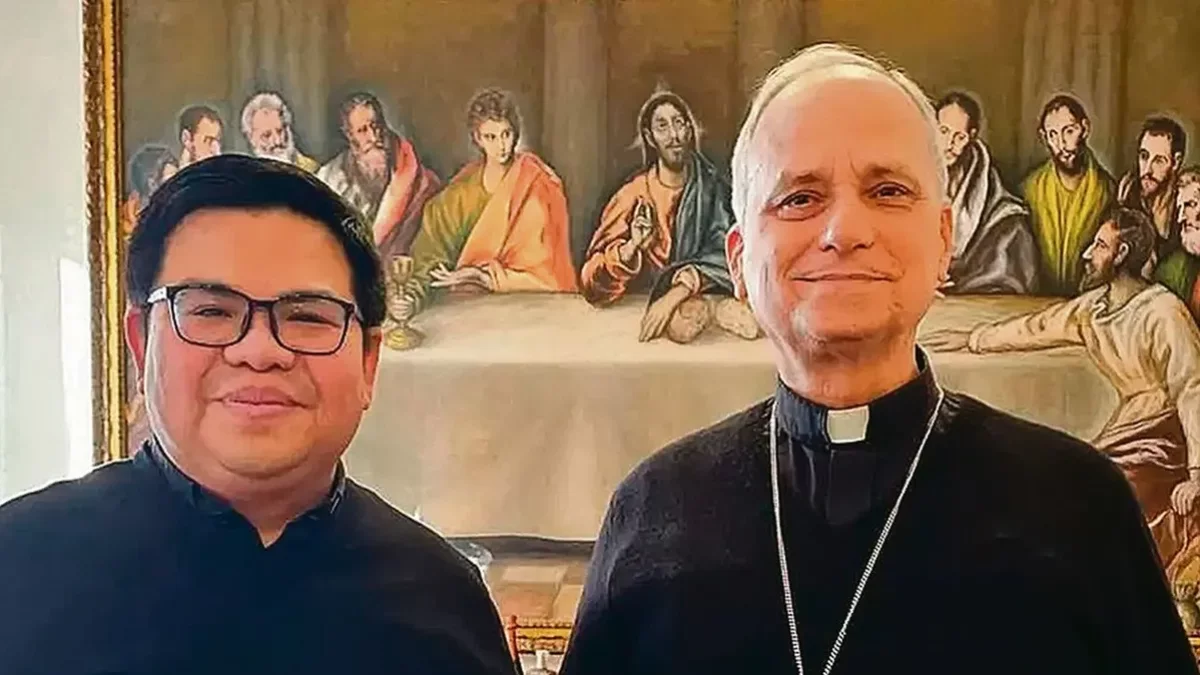 Antes de ser el pontífice, Robert Prevost visitó Catalunya en dos ocasiones. Cuando era prior general del Orden de Sant Agustí, Robert Prevost –el actual papa León XIV– visitó entre 2003 y 2013 la parroquia de Sant Roc y la Fundació Ateneu Sant Roc en Badalona, en uno de los barrios más desfavorecidos del Estado. En la foto, el fraile agustín Dennis Pineda junto al ahora pontífice. - BISBAT DE LLEIDA