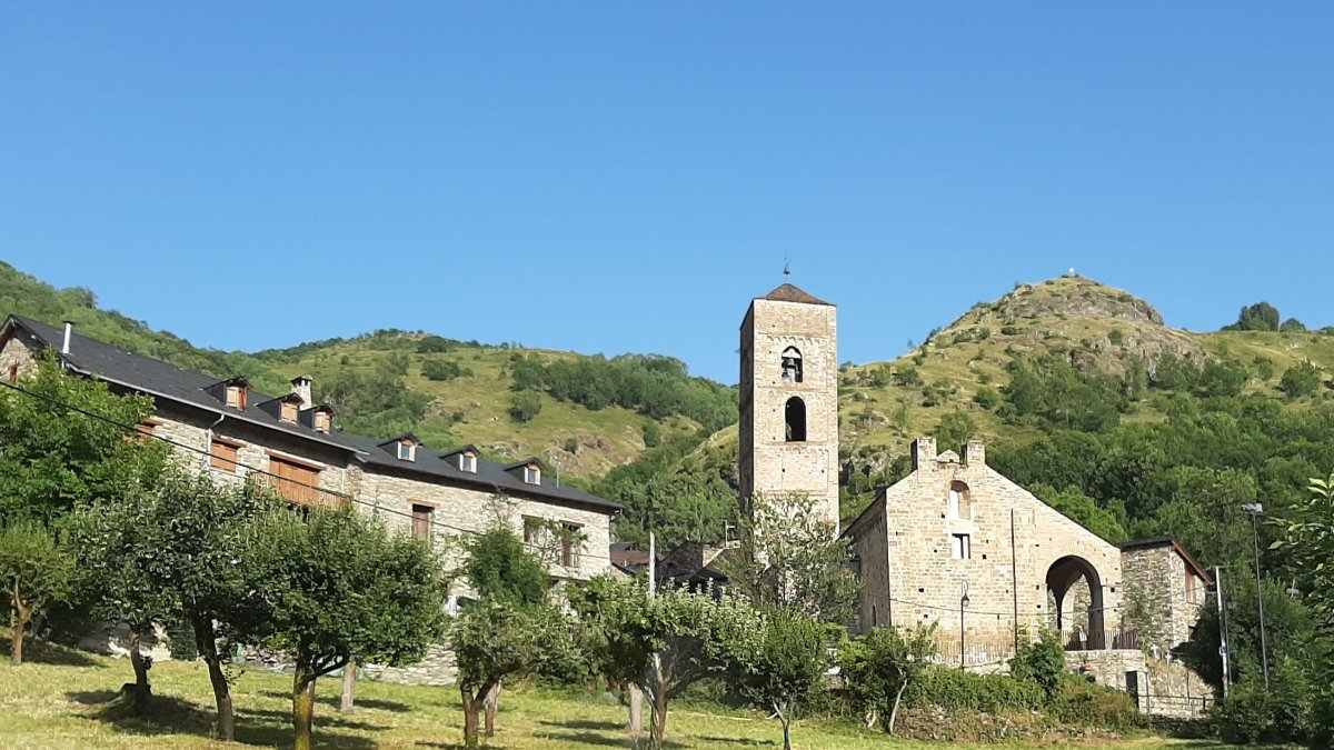 Una vista del poble de Durro, amb l’església de la Nativitat.