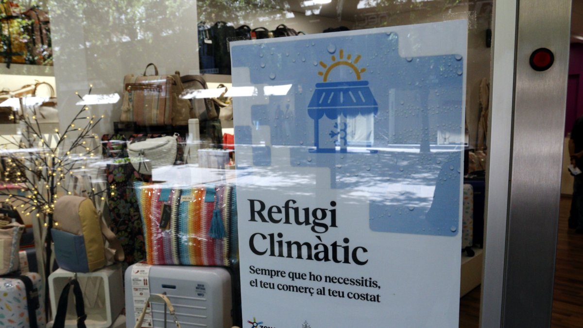 Un cartell identificatiu d'un dels comerços de la Zona Alta de Lleida que s'han adherit a la campanya 'Refugis Climàtics: el teu comerç al teu costat', impulsada per Pimec.