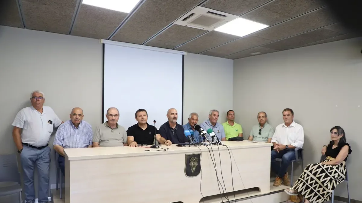 Los presidentes de colectividades que ayer criticaron el acuerdo presentado por Ros. - E.FARNELL