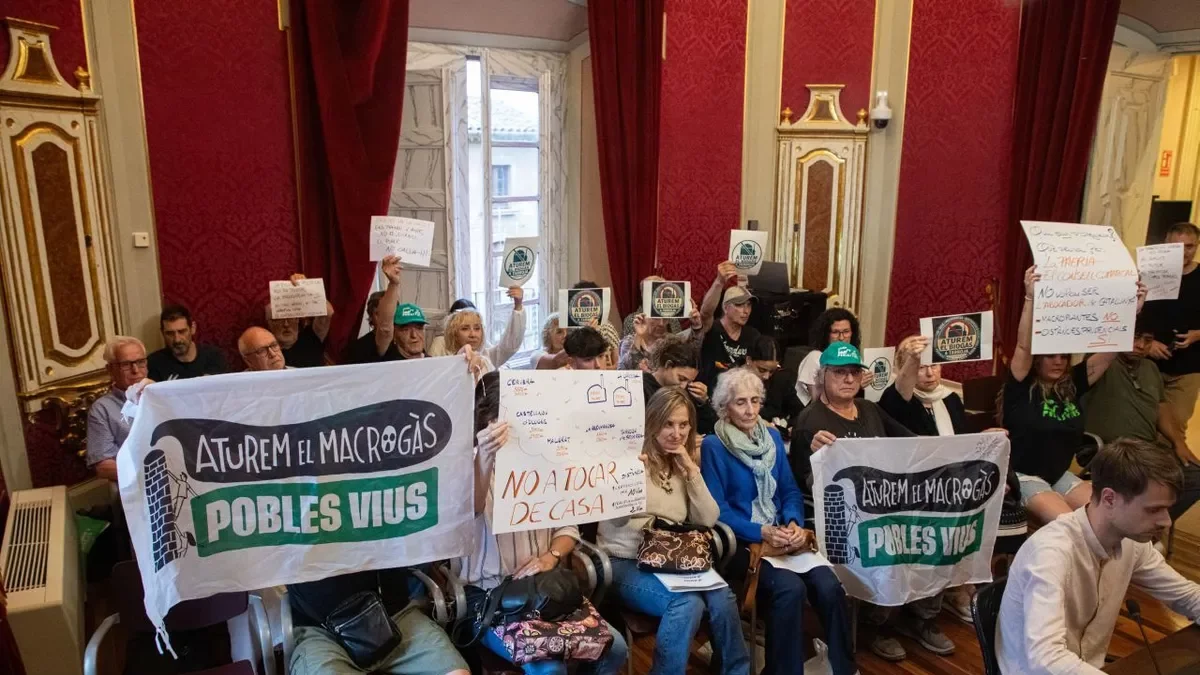 Los opositores mostraron pancartas durante la sesión. - JORDI BONILLA