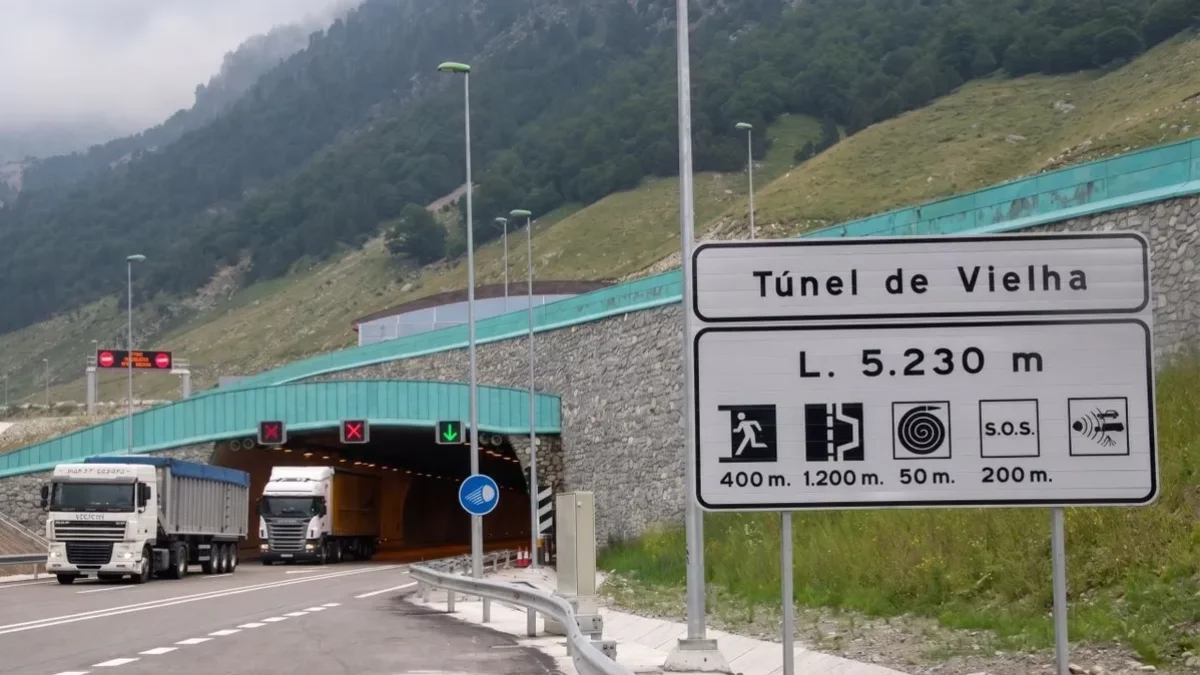 Imagen de archivo de dos camiones saliendo del túnel de Vielha tras cruzarlo. - CGA