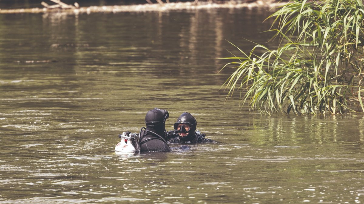 Agents de la unitat subaquàtica inspeccionant la zona.