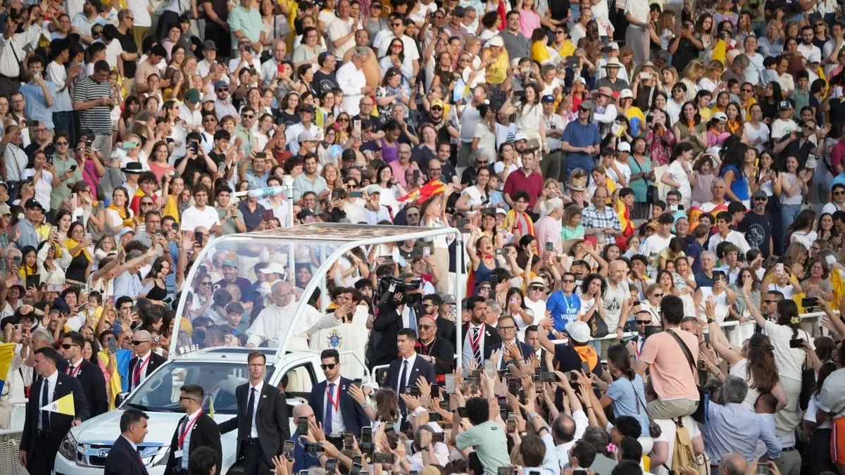 Multitudinari recorregut del pontífex a bord del papamòbil ahir quan va arribar a l’Estadi Olímpic Lluís Companys de Barcelona. - KIKE RICÓN / POOL / EUROPA PRESS