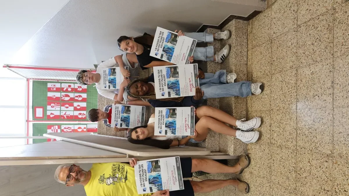 Los alumnos junto a su tutor, Jordi Morillas, en las escaleras que dan paso a las clases en el centro. - J.GÓMEZ