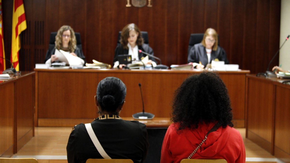 Les condemnades per furt i tràfic de drogues a Tremp, durant la vista de conformitat a l'Audiència de Lleida.