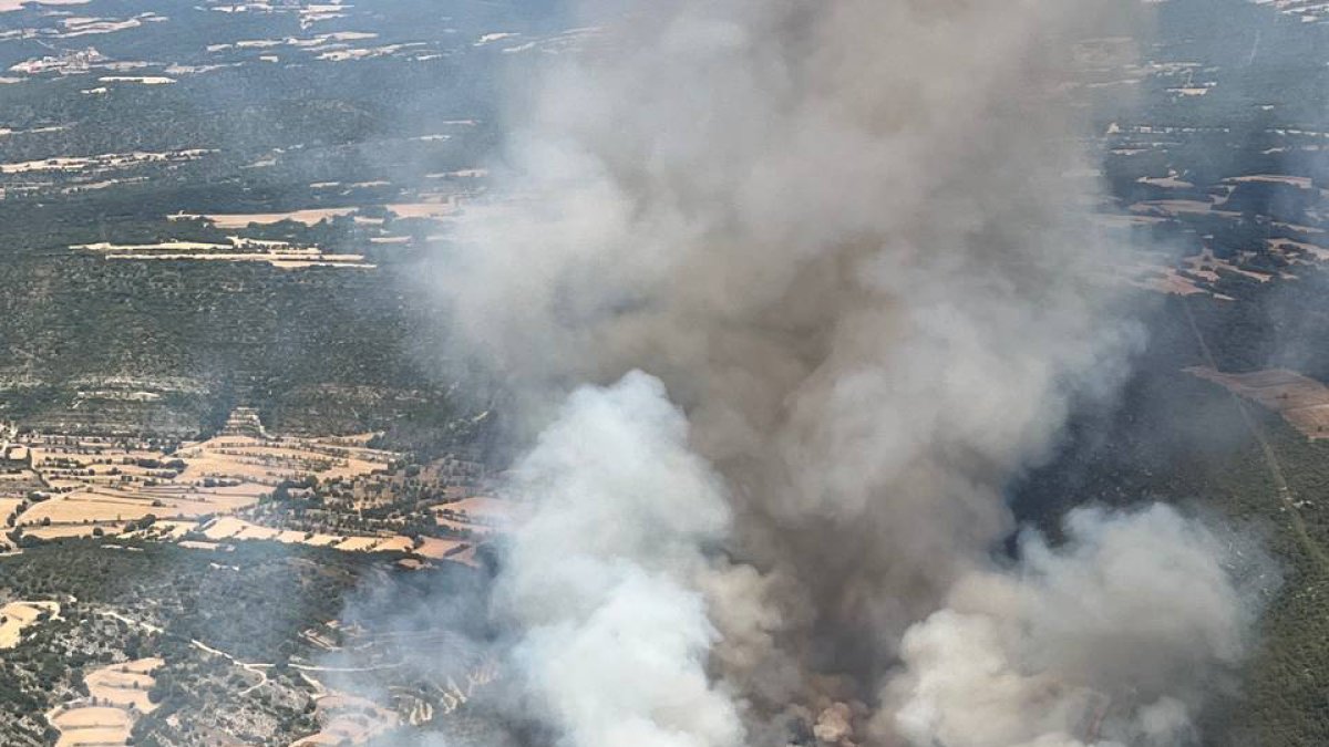 Columna de fum l'incendi agrícola i forestal de Sanaüja, a la Segarra