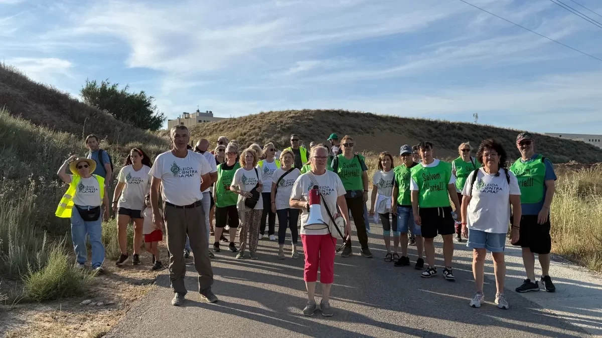 Algunos de los participantes durante la caminata en l’Horta - CONTRA LA MAT