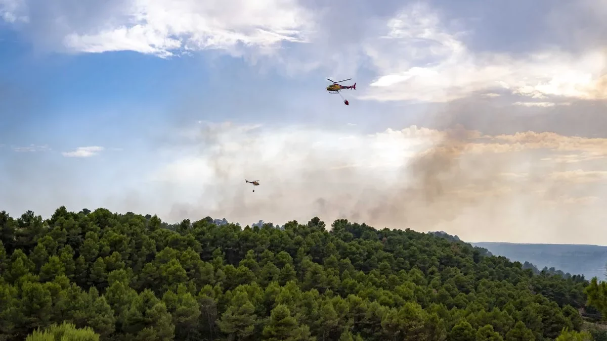 Mitjans aeris dels Bombers de la Generalitat ahir en les tasques d’extinció de l’incendi a Cervià de les Garrigues. - AGENTS RURALS