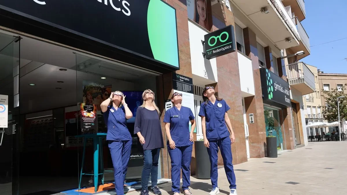 El equipo de Federòptics Roure de Mollerrusa, ayer con las gafas homologadas para ver el eclipse. - JORDI ECHEVARRIA