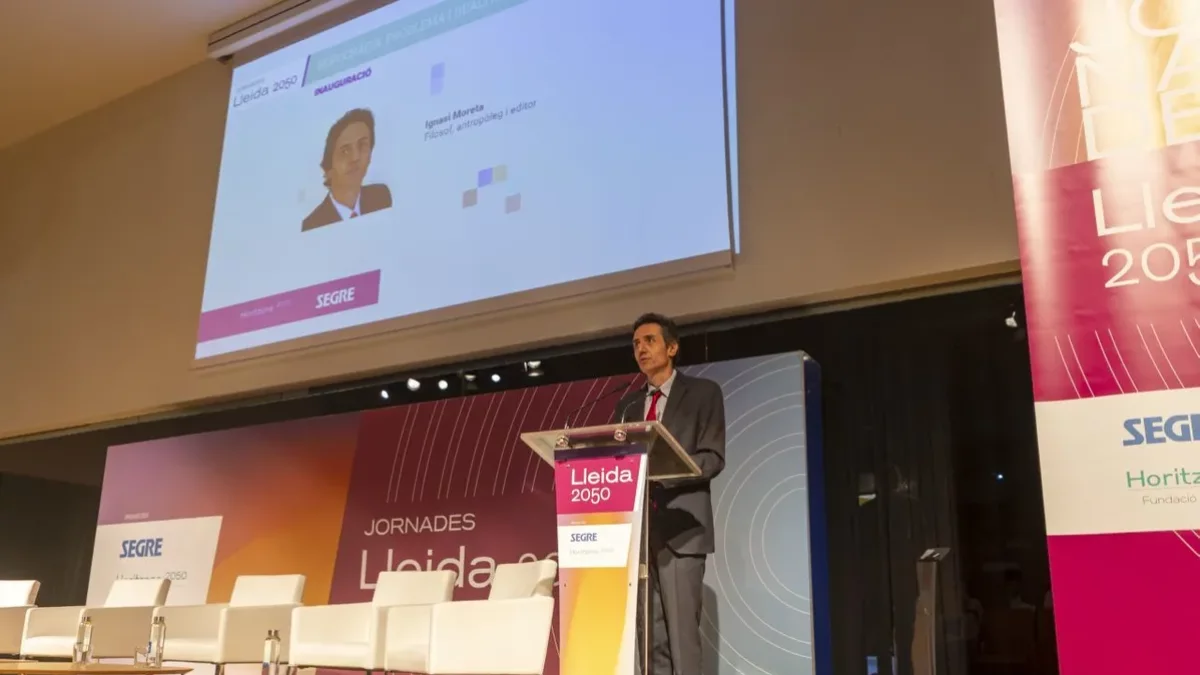 Inauguración. Ignasi Moreta narró su experiencia como editor para denunciar los despropósitos de la burocracia. - JORDI ECHEVARRIA