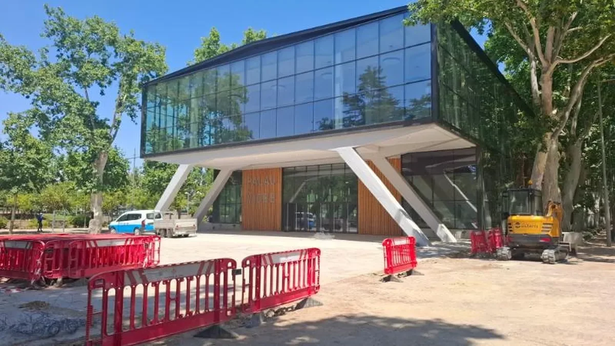 El Palau de Vidre, sin las vallas que rodeaban su perímetro, ayer. - LS