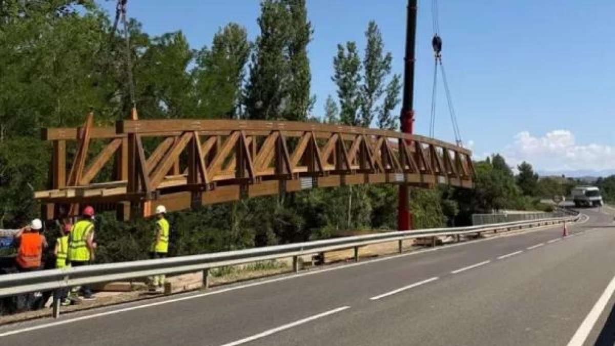 La passarel·la que s’està instal·lant té 32 metres de llarg.