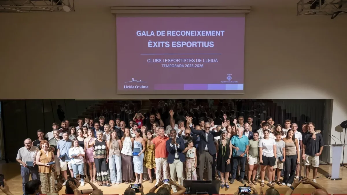 Foto de familia de todos los galardonados junto al alcalde Fèlix Larrosa y el concejal de Deportes Jackson Quiñónez. - LLUÍS JOU