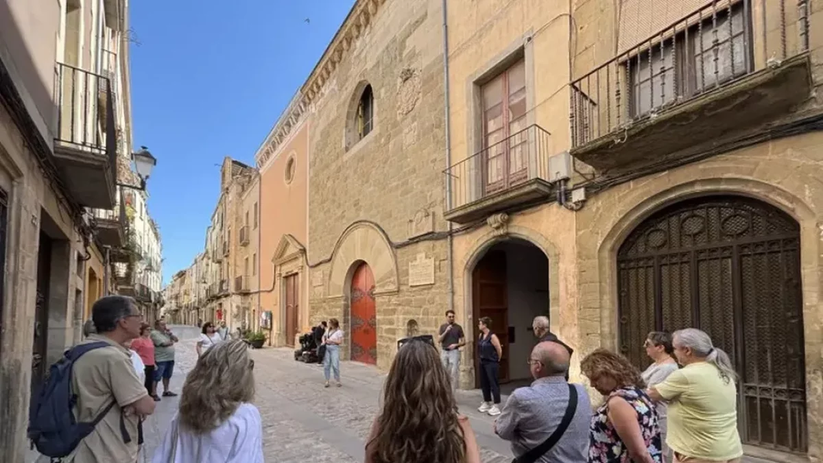 La visita guiada va començar al carrer Major. - TURISME CERVERA
