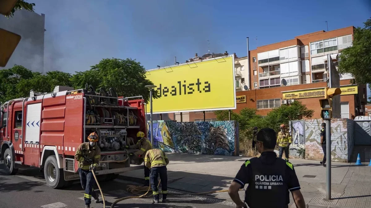 L’incendi es va originar en un solar de Corregidor Escofet. - PAU PASCUAL PRAT